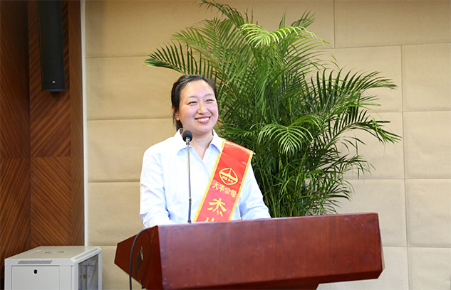 市場(chǎng)營(yíng)銷中心劉巍巍、技術(shù)中心王夏偉代表杰出團(tuán)隊(duì)及優(yōu)秀個(gè)人發(fā)言