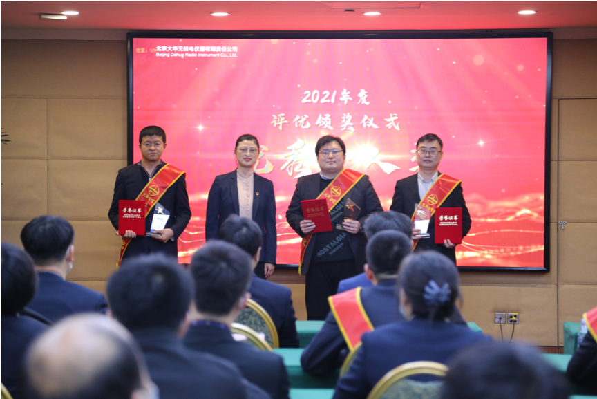 圖注：大華公司副總經(jīng)理?xiàng)钣?、副總?jīng)理邵楠、副總經(jīng)理孫曉斌、副總經(jīng)理岳春梅為王夏偉、王偉、高洪峰頒發(fā)優(yōu)秀個(gè)人“技術(shù)精英獎(jiǎng)”，為王昊川、楊金旺頒發(fā)優(yōu)秀個(gè)人“市場(chǎng)先鋒獎(jiǎng)”，為張楠、許碩、李賀頒發(fā)優(yōu)秀個(gè)人“運(yùn)營(yíng)標(biāo)兵獎(jiǎng)”，為周景浩、張二亮頒發(fā)“最佳新銳獎(jiǎng)”。
